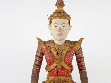 Paire de grands sculptures en bois polychrome 'Couple royal en tenue d