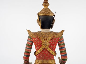 Paire de grands sculptures en bois polychrome 'Couple royal en tenue d