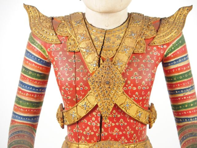 Paire de grands sculptures en bois polychrome 'Couple royal en tenue d