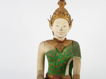 Paire de grands sculptures en bois polychrome 'Couple royal en tenue d