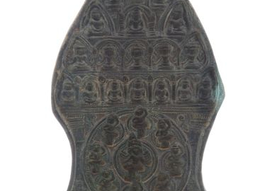 Moule à amulettes en bronze à décor de bouddhas on y joint quatre empr