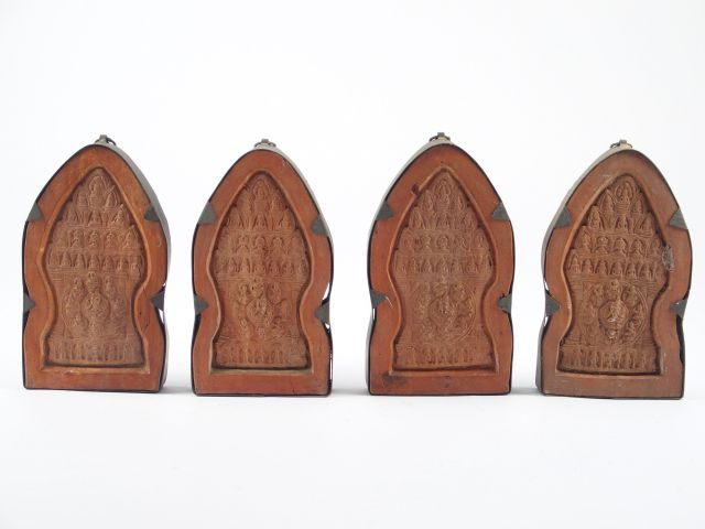 Moule à amulettes en bronze à décor de bouddhas on y joint quatre empr