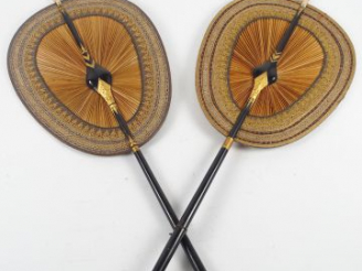 Vente aux enchères 2 paires de grands chasse mouches. Cambodge XIXème