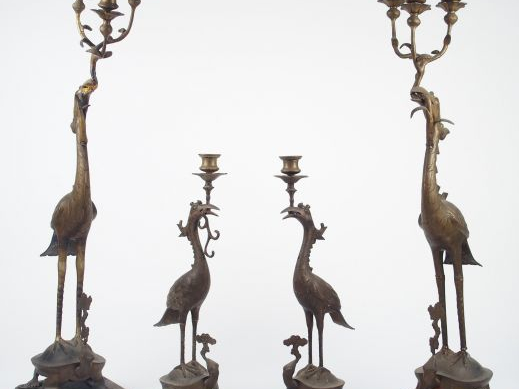 Deux paires de chandeliers en bronze en forme de grues. Indochine fin 