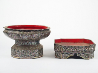 Vente aux enchères Coupe à offrandes sur piédouche et deux présentoirs de forme hexagonal