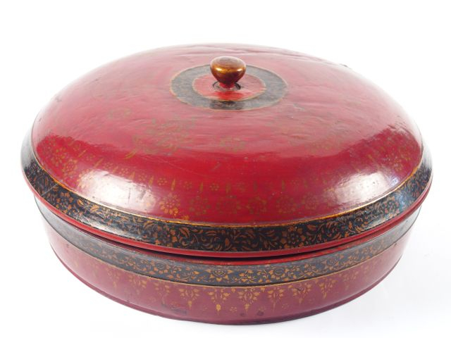 Grande boite en bois laqué rouge, noire et dorée, à décor d'objets pré