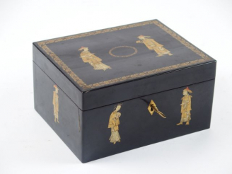 Vente aux enchères Boite à thé en laque de Canton, à décor laqué or sur fond noir de dign
