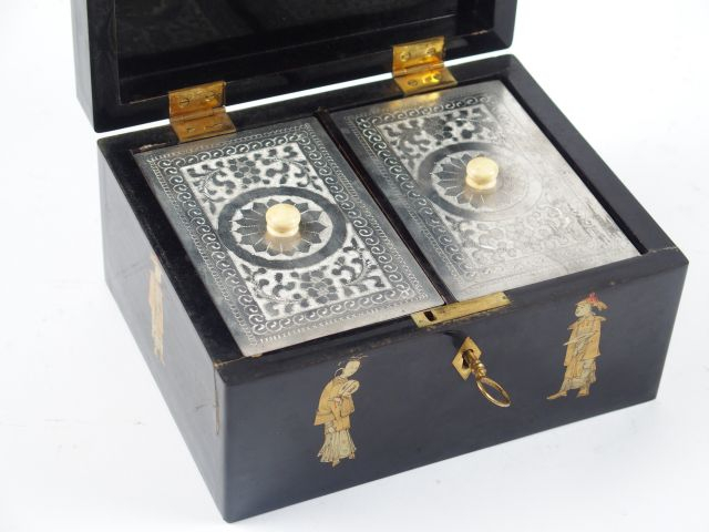 Boite à thé en laque de Canton, à décor laqué or sur fond noir de dign