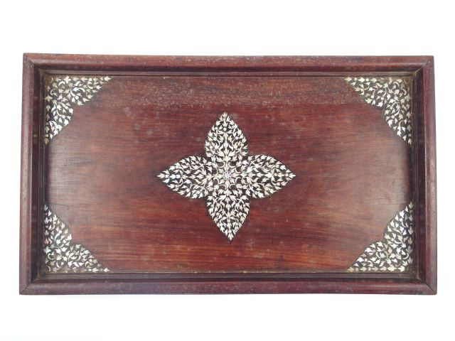 Suite de 5 plateaux gigognes en marqueterie de nacre et bois exotique 