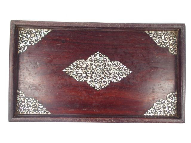 Suite de 5 plateaux gigognes en marqueterie de nacre et bois exotique 