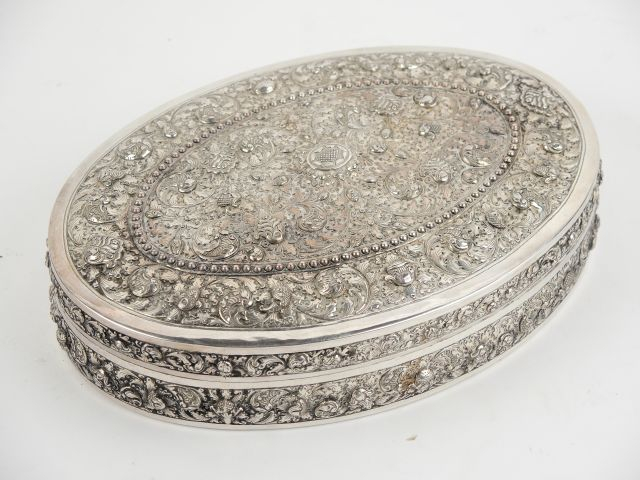 Boite ovale en bois exotique et argent bas titre, décor de fleurs et d