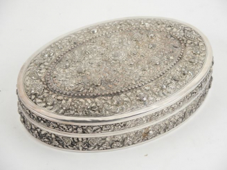 Vente aux enchères Boite ovale en bois exotique et argent bas titre, décor de fleurs et d
