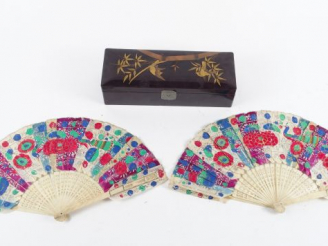 Vente aux enchères Boite rectangulaire en laque et 2 éventails indochinois en plume et os