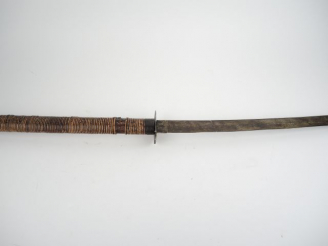Vente aux enchères A.	Grand sabre votif de 1740 mm de long, lame plate type katana, fusée