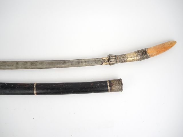 C.	Dah birman dans son fourreau, lame plate, fusée pointe d’ivoire, vi