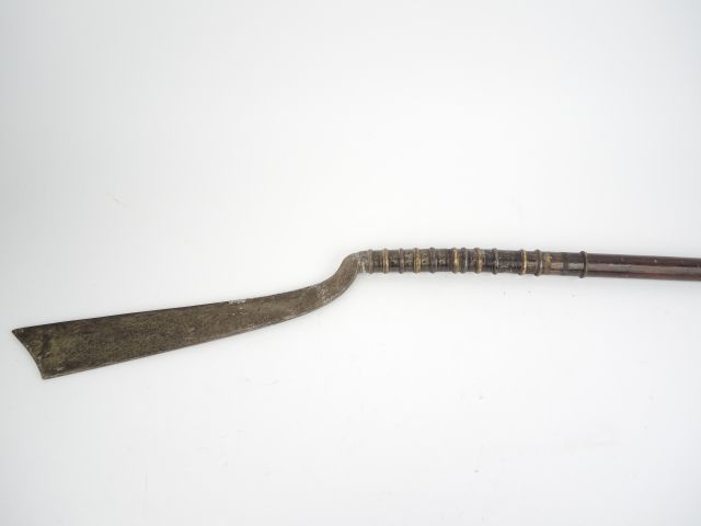 D.	Forte arme d’hast, lame plate tranchant interne, nombreuses viroles