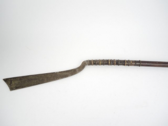 Vente aux enchères D.	Forte arme d’hast, lame plate tranchant interne, nombreuses viroles