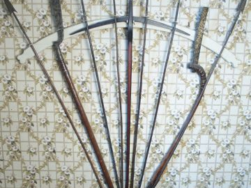 Grand trophée d'armes de jet Indochine : 9 armes montées sur un socle 