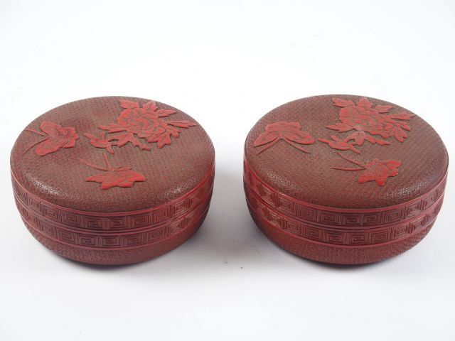 Paire de boites en laque de Cinabre du Japon,  à décor sculpté de pivo