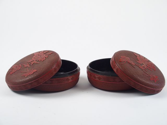 Paire de boites en laque de Cinabre du Japon,  à décor sculpté de pivo