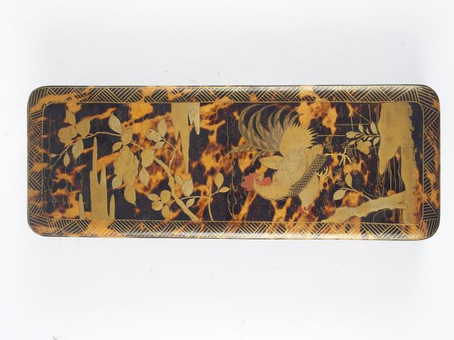 Boite rectangulaire en écaille blonde à décor doré de cops et de pivoi