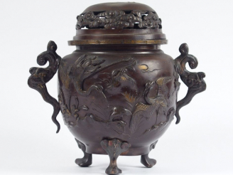Vente aux enchères Jardinière en bronze à patine brun rouge, reposant sur 3 pieds zoomorp