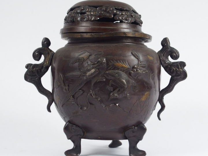 Jardinière en bronze à patine brun rouge, reposant sur 3 pieds zoomorp