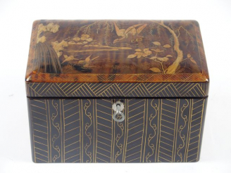 Vente aux enchères Boite à thé en écaille blonde à décor doré d'oiseaux. Japon vers 1900