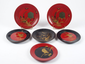 Vente aux enchères 6 différentes assiettes en laque polychrome à décor d'oiseaux. Japon v