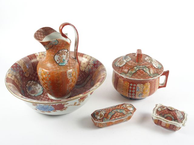 Broc et son bassin en porcelaine d'Imari du Japon vers 1900 signés , 2