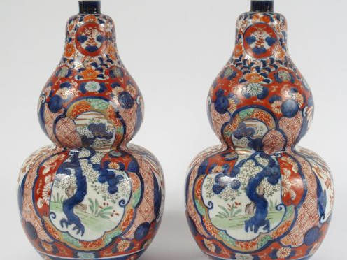 Paire de vases en forme de coloquinte en porcelaine d'Imari, à décor d
