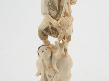 Sujet en ivoire du Japon 'Pêcheur et son fils'. H. 18 cm