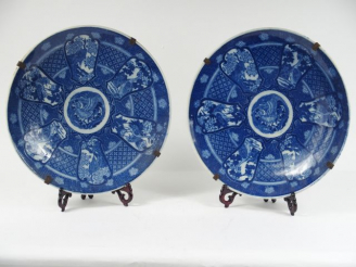 Vente aux enchères Paire de plats en porcelaine d'imari, décor au pochoir en bleu de vola