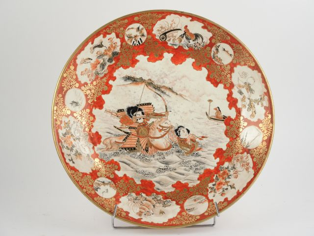 Plat en céramique de Satzuma, à décor de chasseurs à l'arc, d'animaux 