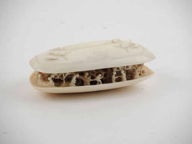 Sujet en ivoire sculpté de Canton à décor de personnages dans une moul