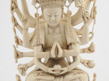 Sujet en ivoire sculpté 'divinité assise'. Chine pré-convention. H. 19