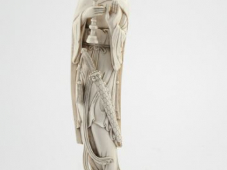 Vente aux enchères Sujet en ivoire sculpté 'Jeune femme au sabre. Chine pré-convention. H