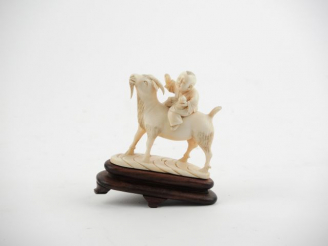 Vente aux enchères Sujet en ivoire de la Chine 'Enfant sur un bouc'. H. 8,5 cm. Chine pré