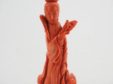 Sujet en corail 'jeune fille présentant un branchage fleuri'. H. 16 cm