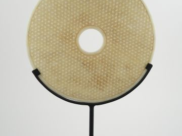 Grand disque en jadéïte. Chine XIXème/XXème. Diam. 29 cm