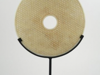 Vente aux enchères Grand disque en jadéïte. Chine XIXème/XXème. Diam. 29 cm