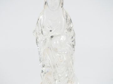 Statuette en cristal de roche représentant une divinité tenant le joya
