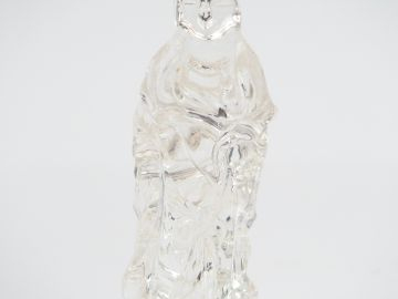 Statuette en cristal de roche représentant une divinité tenant le joya