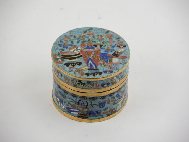 Boite couverte en émaux cloisonnés polychromes. Chine Xxème