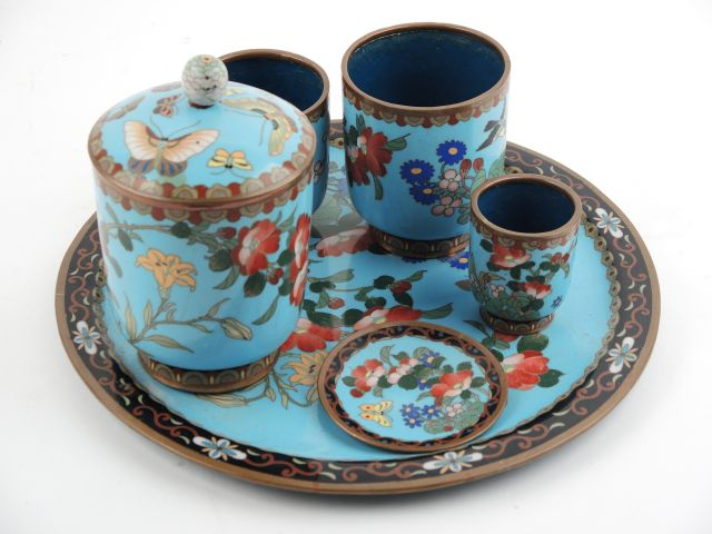 Nécessaire de fumeur en émaux cloisonnés polychromes, à décor de fleur