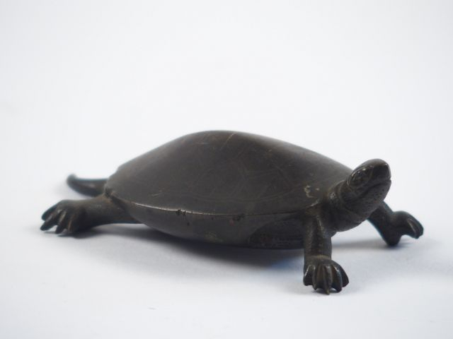 Sujet 'tortue' en bronze. Chine du Sud vers 1900 (traces d'argent, égr