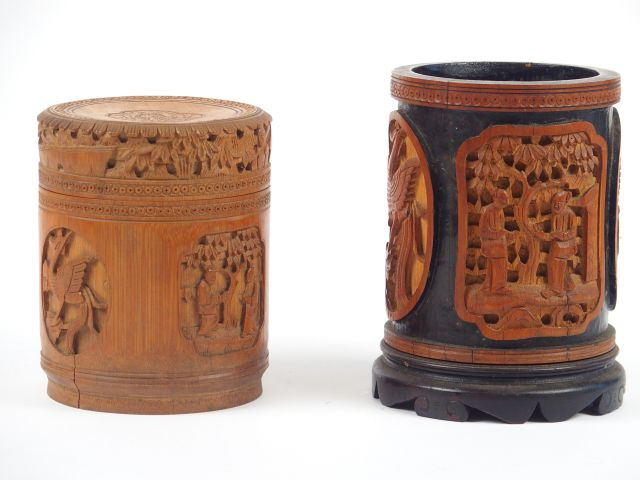 Porte pinceaux en bambou sculpté. Chine XIXème on y joint un pot à tab