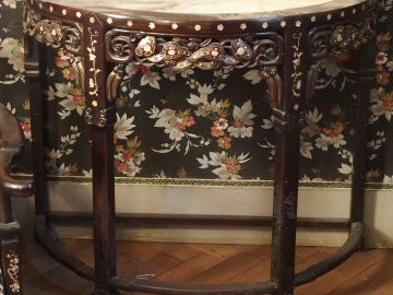 Paire de consoles demi-lune en marqueterie de nacre, décor de rinceaux