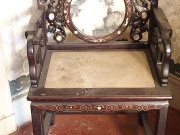 Mobilier de salon en acajou ou bois exotique, à  décor sculpté de drag