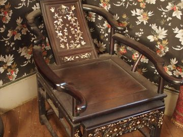 Paire de fauteuils en marqueterie de nacre et acajou avec leur repose 